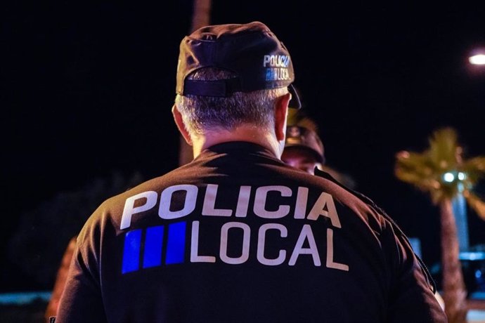 Archivo - Un agente de la Policía Local de Palma