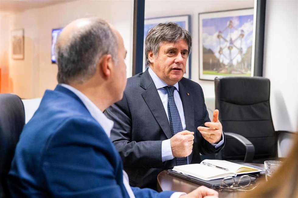 Archivo - El líder de Junts, Carles Puigdemont, durante una reunión con miembros del partido, a 17 de enero de 2025, en Bruselas (Bélgica). 