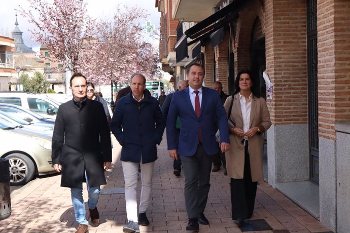 La vicesecretaria de Organización Territorial de Vox, María Ruiz; el presidente del Grupo Parlamentario Vox en las Cortes de C-LM, David Moreno; y el presidente de Vox en la provincia de Toledo, Daniel Arias, en Sonseca.