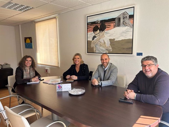 La responsable de Igualdad en la Diputación de Cádiz, Susana Sánchez, y la vocal del Colegio de Farmacéuticos de Cádiz, Dolores Palomino, y el presidente de la Mancomunidad de Municipios de la Sierra, Carlos García.