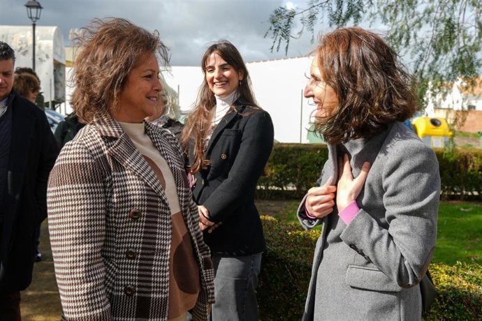 La consejera andaluza de Sostenibilidad y Medio Ambiente, Catalina García (i), a su llegada al acto ‘Raíces de Igualdad: plantando futuro, honrando el pasado’. A 11 de marzo de 2025 en Villarrasa (Huelva, Andalucía, España). (Foto de archivo).
