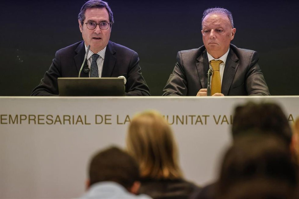 El presidente de la CEOE, Antonio Garamendi, y el presidente de la Confederación Empresarial de la Comunitat Valenciana (CEV), Salvador Navarro, en rueda de prensa en Valncia tras mantener una reunión con los Reyes don Felipe y Doña Letizia.