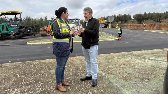 La delegada territorial de Fomento, Articulación del Territorio y Vivienda de la Junta en Córdoba, Carmen Granados, visita los trabajos en la A-3052.
