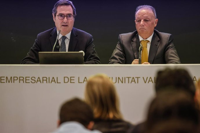 El presidente de la CEOE, Antonio Garamendi, y el presidente de la Confederación Empresarial de la Comunitat Valenciana (CEV), Salvador Navarro, en rueda de prensa en València tras mantener una reunión con los Reyes don Felipe y Doña Letizia.