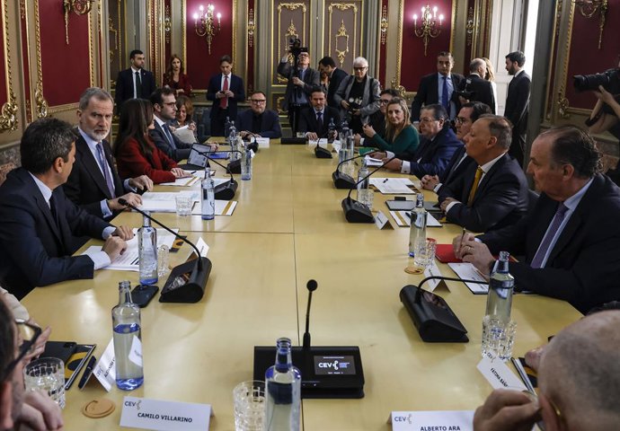 Els Reyes Felip VI i Letizia es reunixen amb organitzacions empresarials vinculades amb la recuperació de les zones afectades per la dana del passat 29 d'octubre, en la seu CEV. 
