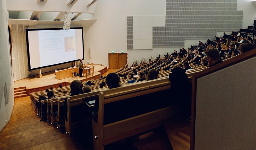 Imagen de una clase impartida en un aula universitaria.