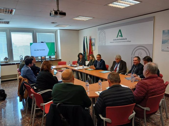 El delegado territorial de Turismo, Cultura y Deporte, Carlos García Giménez, ha presentado a las distintas asociaciones que conforman el sector del turismo en la provincia de Málaga la nueva Ley de Turismo Sostenible de Andalucía.