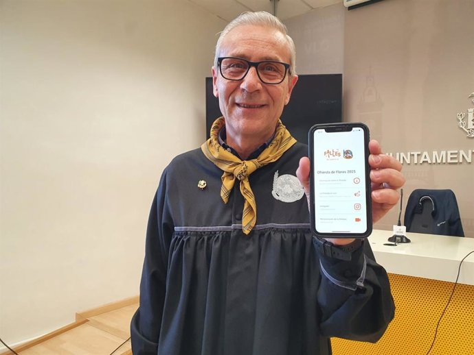 El regidor delegat de Falles i president de Junta Central Fallera, Santiago Ballester, presenta l'app Ofrena 2025