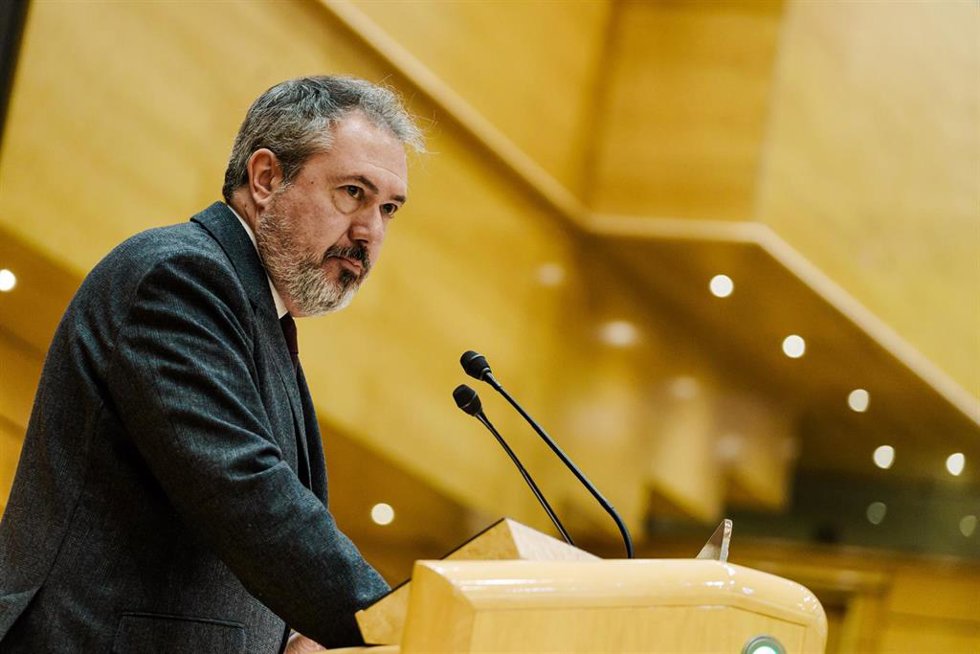 Archivo - El senador del PSOE Juan Espadas interviene durante una sesión plenaria extraordinaria, en el Senado, a 28 de enero de 2025, en Madrid (España).  