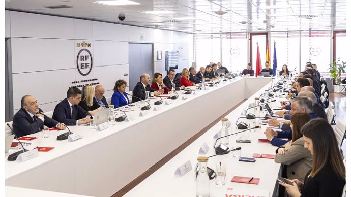 El presidente de la RFEF, Rafael Louzán, junto a representantes de los clubes profesionales englobados en LaLiga y Liga F y del Comité Técnico de Árbitros.