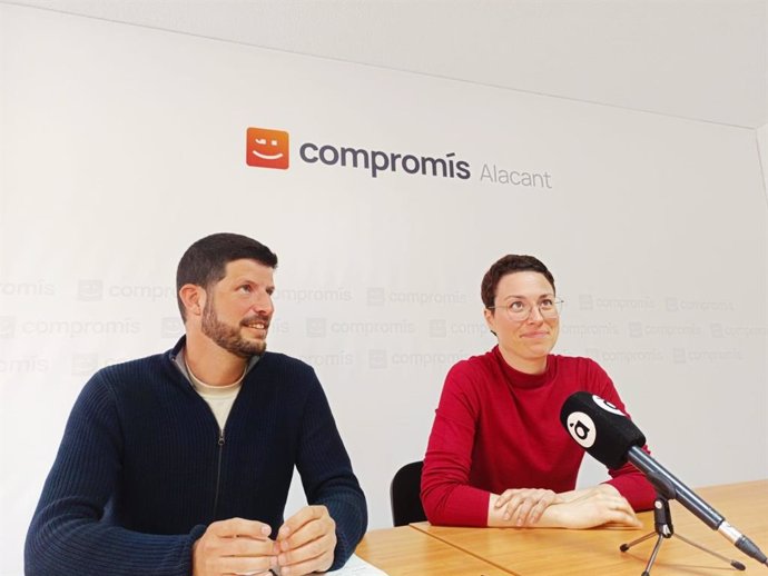 Carles Esteve (i) y Aitana Mas (d), en la sede de Compromís en Alicante.