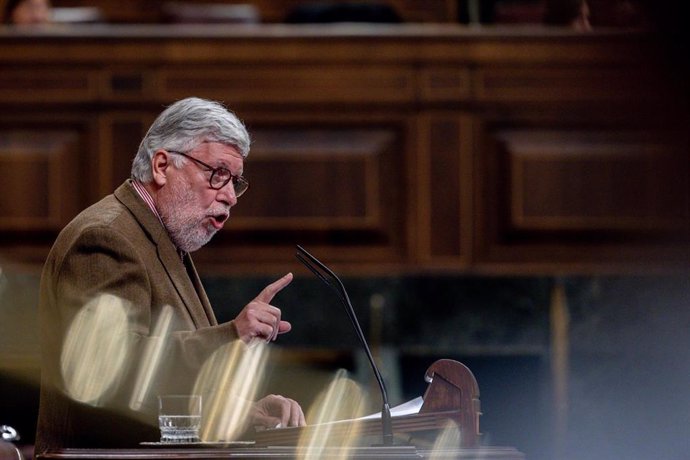 Archivo - El diputado de Sumar Agustín Santos interviene durante una sesión plenaria en el Congreso de los Diputados