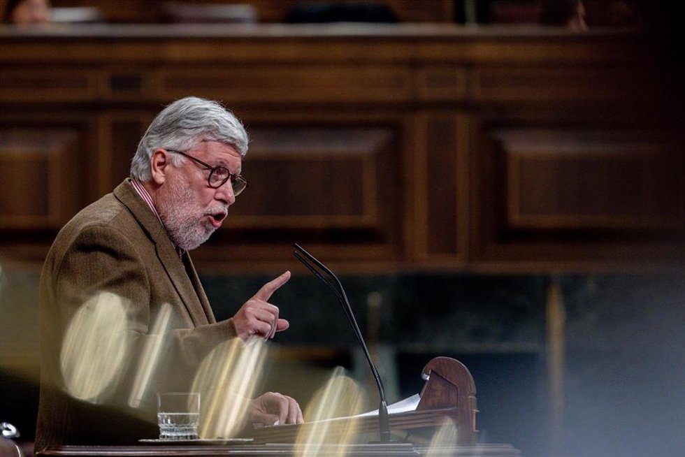 Archivo - El diputado de Sumar Agustín Santos interviene durante una sesión plenaria en el Congreso de los Diputados