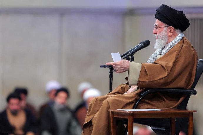Archivo - Arquivo - 7 de fevereiro de 2025, Teerã, Irã: O líder supremo iraniano, aiatolá ALI KHAMENEI, discursa em uma reunião de comandantes seniores e pessoal da Força Aérea do Exército e da Força de Defesa Aérea no aniversário da histórica Fidelidade 
