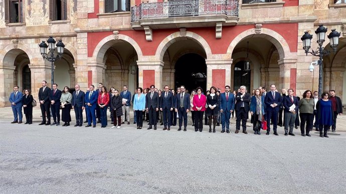 Els diputats del Parlament durant el minut de silenci 