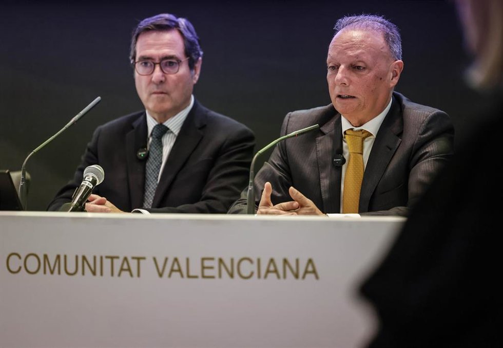 El presidente de la CEOE, Antonio Garamendi (i), y el presidente de la Confederación Empresarial Valenciana (CEV), Salvador Navarro (d), durante una rueda de prensa en Valncia.