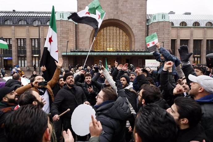 Archivo - La comunidad siria en Finlandia se reúne en la plaza Elielin de Helsinki el 8 de diciembre de 2024, tras la caida del régimen de Al Assad en Siria.