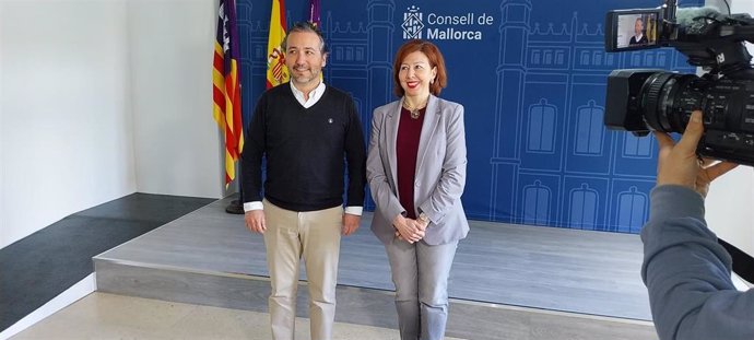 Rubio, junto a la directora insular de Urbanismo, María José Frau.