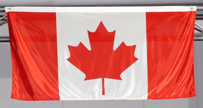 Archivo - Arquivo - ARQUIVADO - 11 de abril de 2018, Austrália, Gold Coast: Uma visão geral da bandeira do Canadá.  O Canadá se tornou a primeira nação a dizer que não participará das Olimpíadas de Tóquio se os Jogos forem realizados conforme programado d