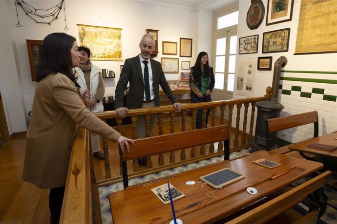 El Consejero De Educación, Formación Profesional Y Universidades, Sergio Silva, Visita Las Instalaciones Del CRIEME (Centro De Recursos, Interpretación Y Estudios En Materia Educativa).