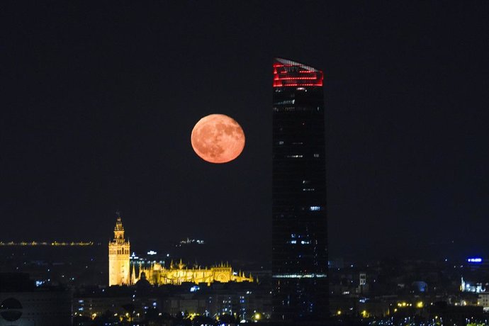 Archivo - La “Superluna del Ciervo” es un fenómeno astronómico que ocurre cuando la luna llena de julio coincide con el perigeo, el punto en la órbita de la Luna en el que está más cerca de la Tierra, a 22 de julio de 2024 en Sevilla (Andalucía, España) L