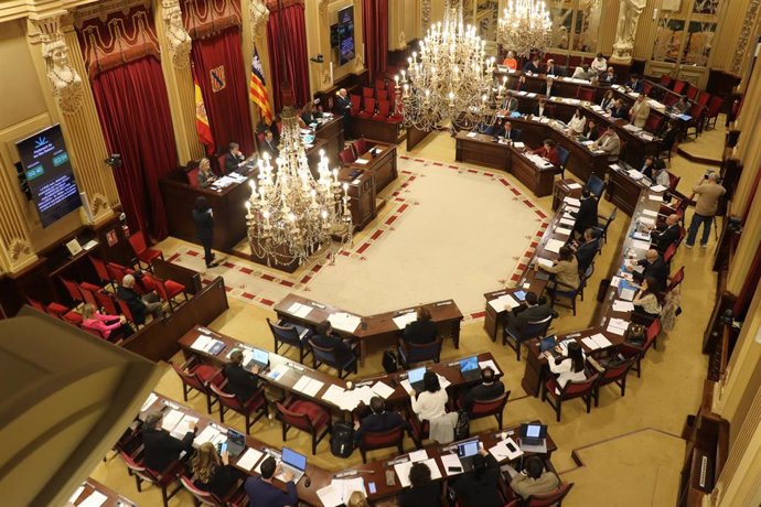 Vista general de un pleno del Parlament balear