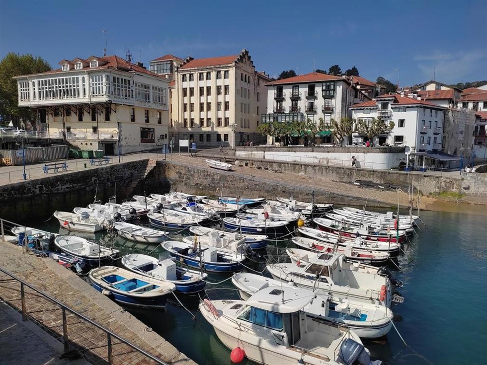 Archivo - Embarcaciones de pesca en Mundaka (Bizkaia)