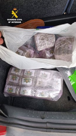 Imagen de la droga transportada en el vehículo interceptado en Almazán