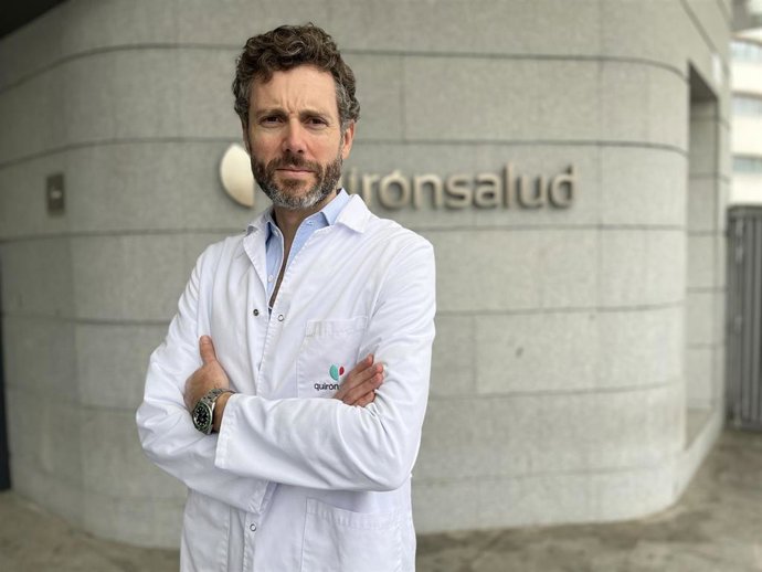 El doctor José Lirola, especialista en Traumatología y Cirugía Ortopédica del Hospital Quirónsalud Sagrado Corazón de Sevilla.