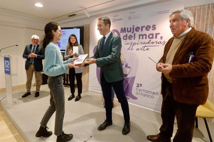 El conselleiro do Mar, Alfonso Villares, participa en el II Certamen Artístico 'Mujeres del Mar, inspiradoras de arte', impulsado por la Organización de Productores de Pesca de Marín (Opromar).