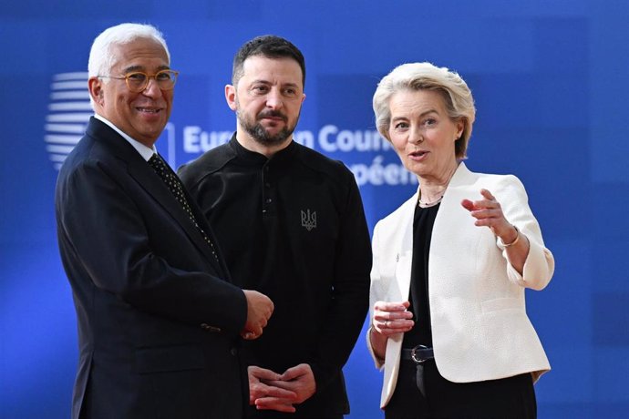 El Presidente del Consejo Europeo, Antonio Costa, el Presidente de Ucrania, Volodymyr Zelensky, y la Presidenta de la Comisión Europea, Ursula von der Leyen, conversan antes de una reunión de dirigentes de la Unión Europea en Bruselas.  