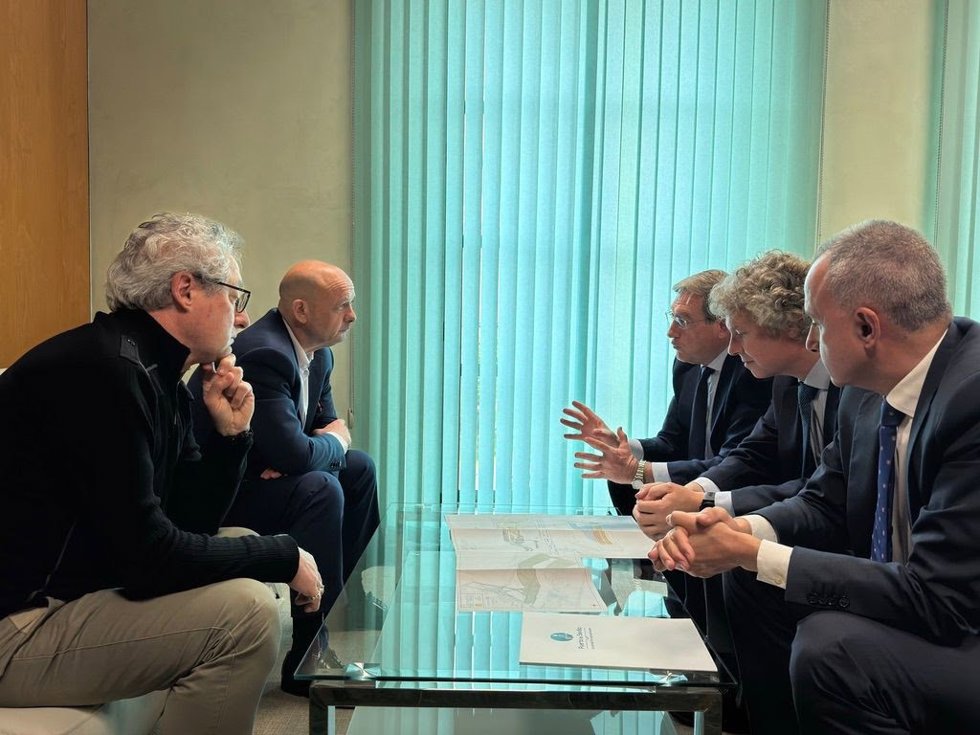 Reunión entre el alcalde de Dos Hermanas y la directiva del Puerto, encabezada por Rafael Carmona