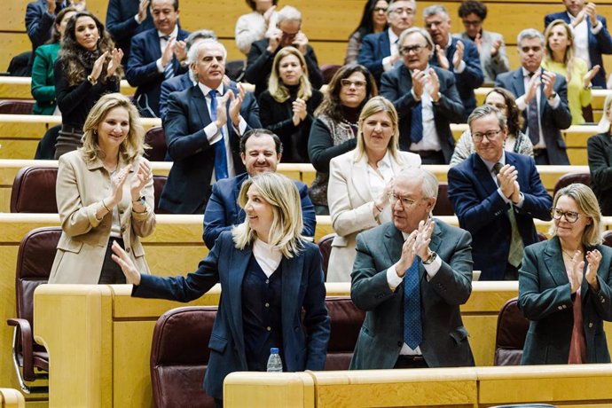 Archivo - Los senadores populares aplauden a la portavoz del PP en el Senado, Alicia García, durante una sesión plenaria extraordinaria, en el Senado, a 28 de enero de 2025, en Madrid (España).  