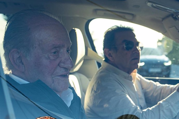 Archivo - El Rey emérito Juan Carlos I junto a su amigo Pedro Campos salen de su casa en un vehículo, a 21 de abril de 2024, en Sanxenxo, Pontevedra, Galicia (España).