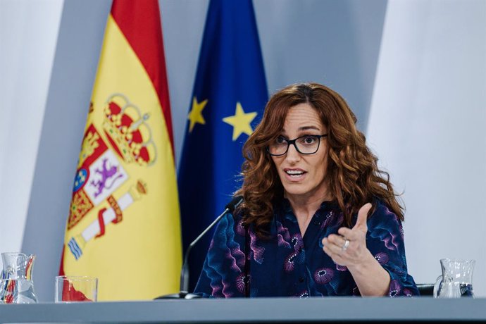 A Ministra da Saúde, Mónica García, durante uma coletiva de imprensa após a reunião do Conselho de Ministros, no Palácio La Moncloa, em 11 de março de 2025, em Madri (Espanha). O governo aprovou hoje uma licitação de 39 milhões de euros para a Adif