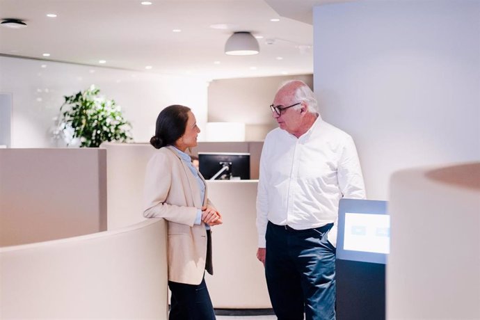 Archivo - Clientes sénior en una oficina de CaixaBank.