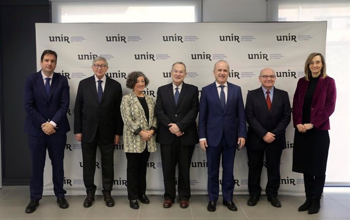 Javier Galiana, director ejecutivo UNIR; Rafael Puyol, presidente UNIR; María Castro, catedrática UCM; José María Vázquez rector de UNIR; Ricardo Mairal, rector UNED; José Manuel Pingarrón, director del Seminario de UNIR; e Isabel Díaz vicerrectora UNIR