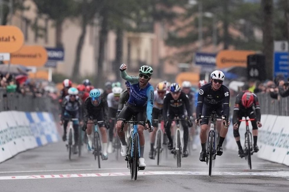 El ciclista italiano Andrea Vendrame entra en la línea de meta de la tercera etapa.