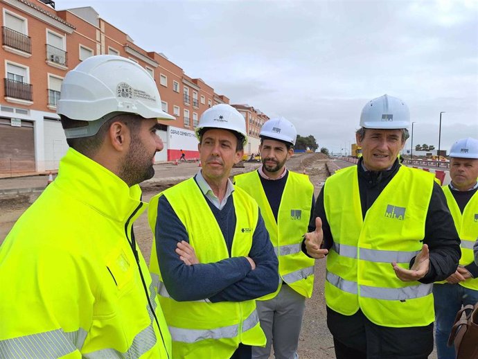 El subdelegado del Gobierno en Almería, José María Martín, en su visita a las obras de la N-340A a su paso por Adra (Almería).