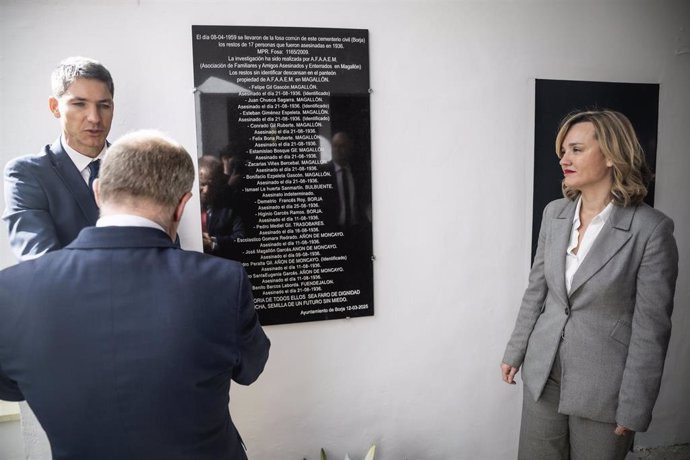 Ángel Víctor Torres entrega los restos de 17 víctimas aragonesas de la Guerra a sus familias en Magallón (Zaragoza)