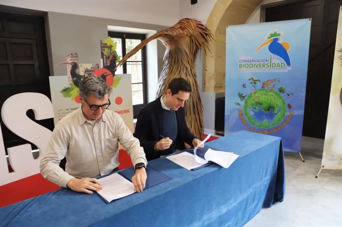 El teniente de alcaldesa de Medio Ambiente en el Ayuntamiento de Jerez de la Frontera (Cádiz), Jaime Espinar, y el presidente de Fundación Alive, Bernat Garrigós, firman un convenio sobre el ibis eremita.