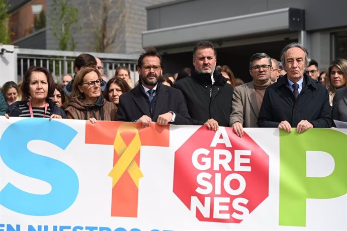 Acto a las puertas del Edificio Almanjáyar de la Junta en el Día Europeo contra las agresiones a personal sanitario