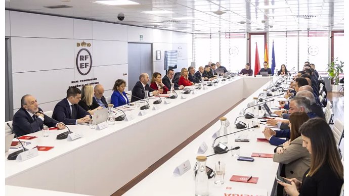 O presidente da RFEF, Rafael Louzán, juntamente com representantes dos clubes profissionais da LaLiga e da Liga F e do Comitê Técnico de Árbitros.