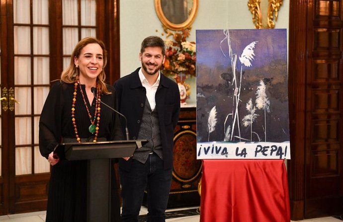 La presidenta de la Diputación de Cádiz, Almudena Martínez, presenta el cartel del Día de la Provincia 2025, obra de José Carlos Naranjo.