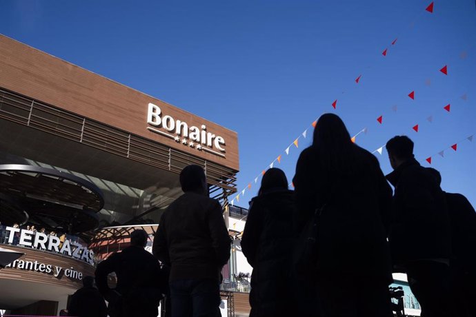 Clientes y visitantes durante la reapertura de gran parte de las tiendas del centro comercial de Bonaire, comprado recientemente por Castellana