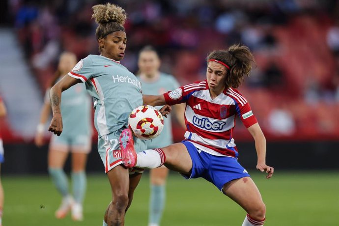 Luany y Alexia Fernández pugnan por un balón en el Granada CF-Atlético de Madrid de ida de las semifnales de la Copa de la Reina 24-5