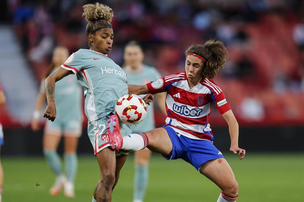 Luany y Alexia Fernández pugnan por un balón en el Granada CF-Atlético de Madrid de ida de las semifnales de la Copa de la Reina 24-5