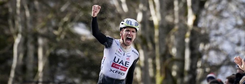El ciclista portugués Joao Almeida entra en la línea de meta en la cuarta etapa de la París-Niza.
