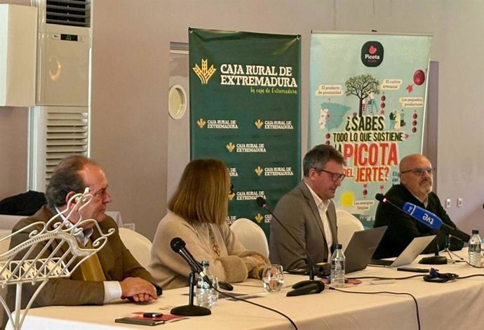 La consejera de Agricultura de la Junta de Extremadura, Mercedes Morán, junto con el presidente de la DOP Cereza del Jerte, José Antonio Tierno