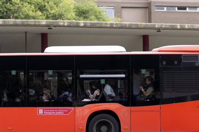 Archivo - Varias personas en un bus